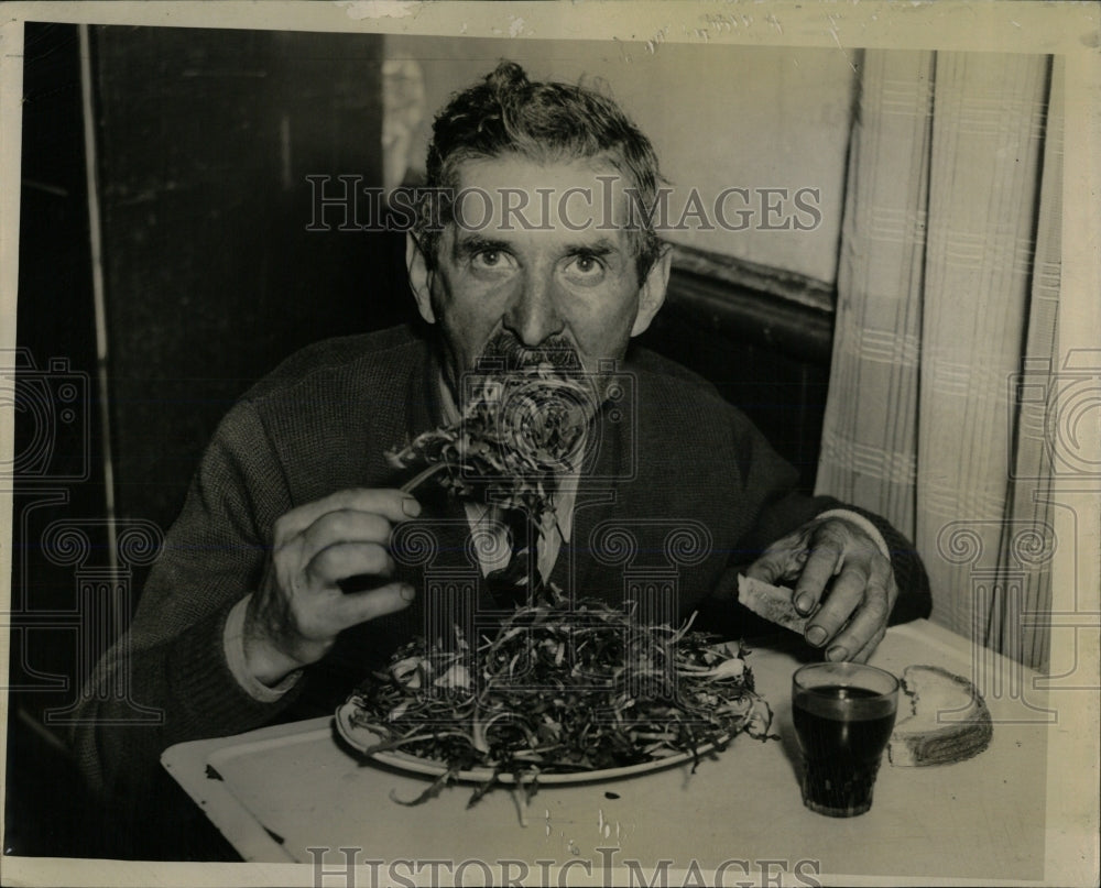 1939 Press Photo Donato Rito delicious salad dandelions - RRW60551 - Historic Images