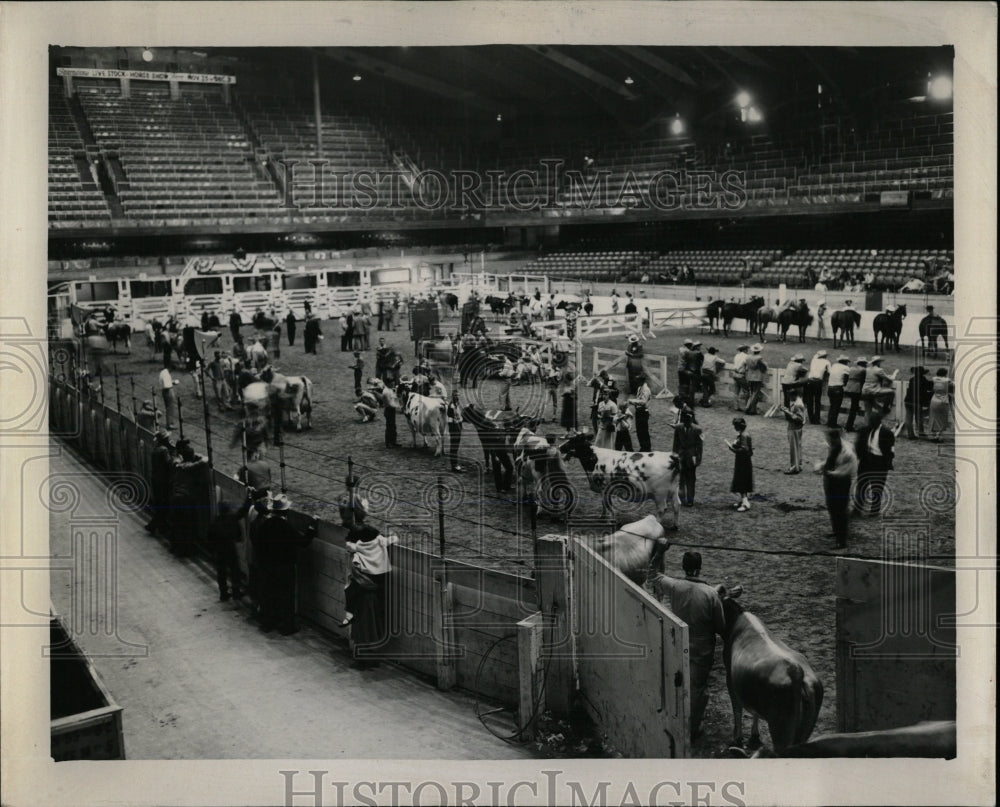 1955 Press Photo Judging contest featured Amphitheater - RRW60557 - Historic Images