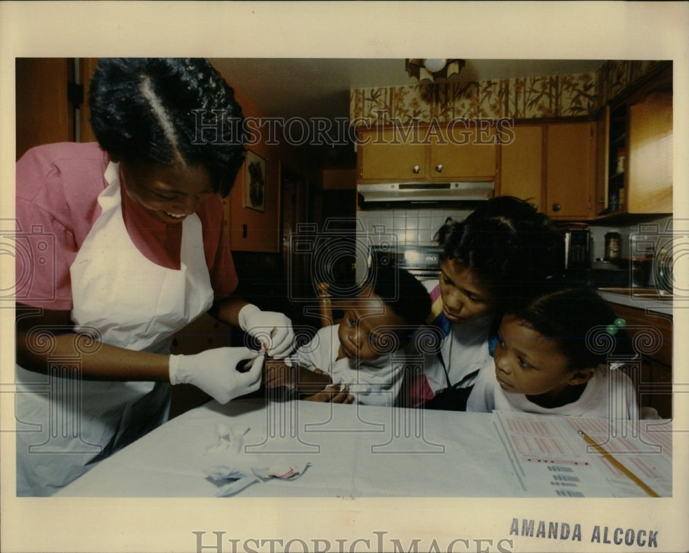 1992 Press Photo Mitzie Peters Dominique Jackson Blood - RRW60573 - Historic Images