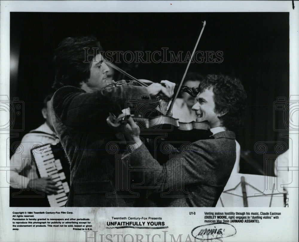 Press Photo Armand Assante Dudley Moore movie theater - RRW60659 - Historic Images