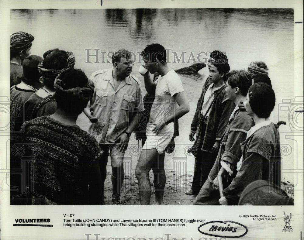 1985 Press Photo Tom Tuttle Lawrence Bourne Villagers - RRW60779 - Historic Images