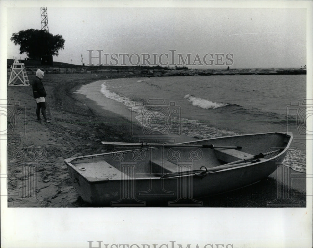 1990 Press Photo Tory Rollins street beach dripped rain - RRW60875 - Historic Images