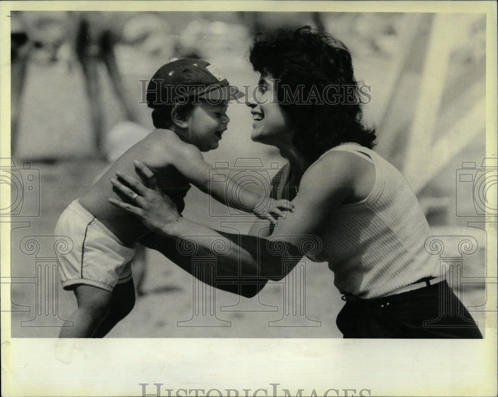 1983 Press Photo women find the beaches child outing - RRW60877 - Historic Images