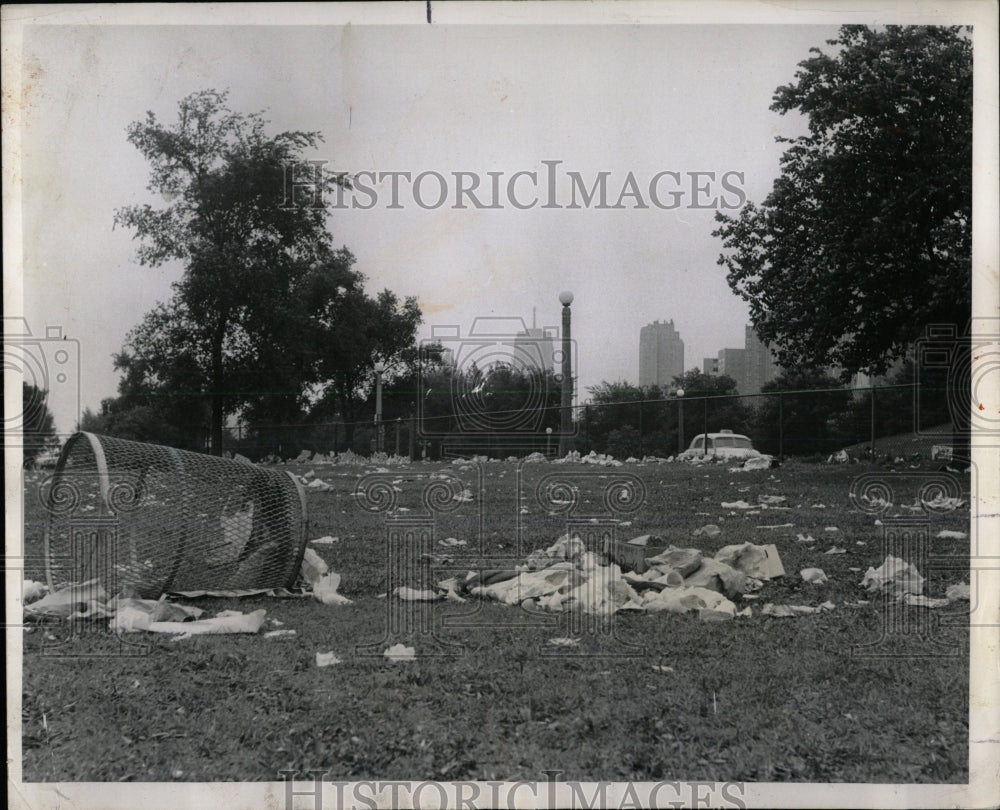 1952 Press Photo Crowd Beach Lawn Messy Cool North - RRW60887 - Historic Images