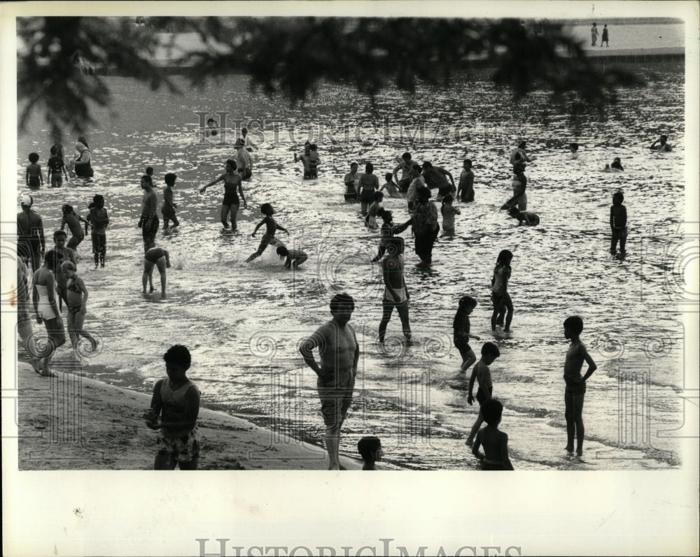 1980 Press Photo Crowds Olive Harvy Park Record Temp - RRW60891 - Historic Images