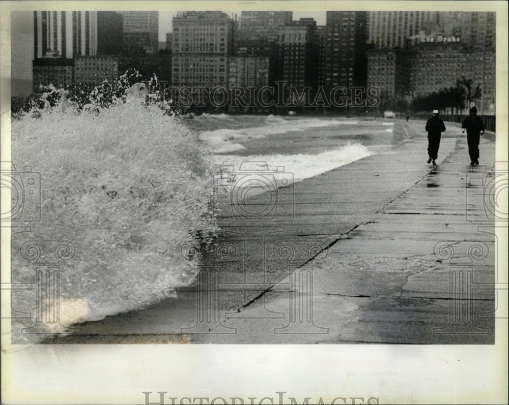 1983 Press Photo Lake Front North Ave Beaches Joggers - RRW60907 - Historic Images