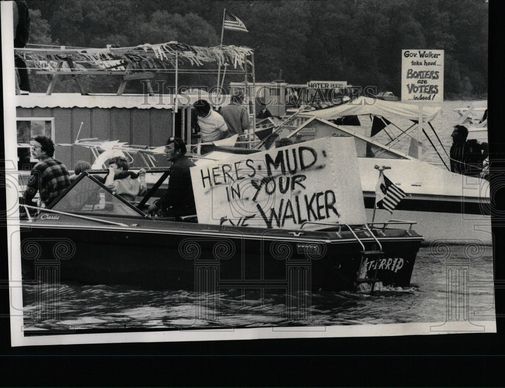 1975 Press Photo Fox Lakes Chain O River Boaters Korpan - RRW60909 - Historic Images