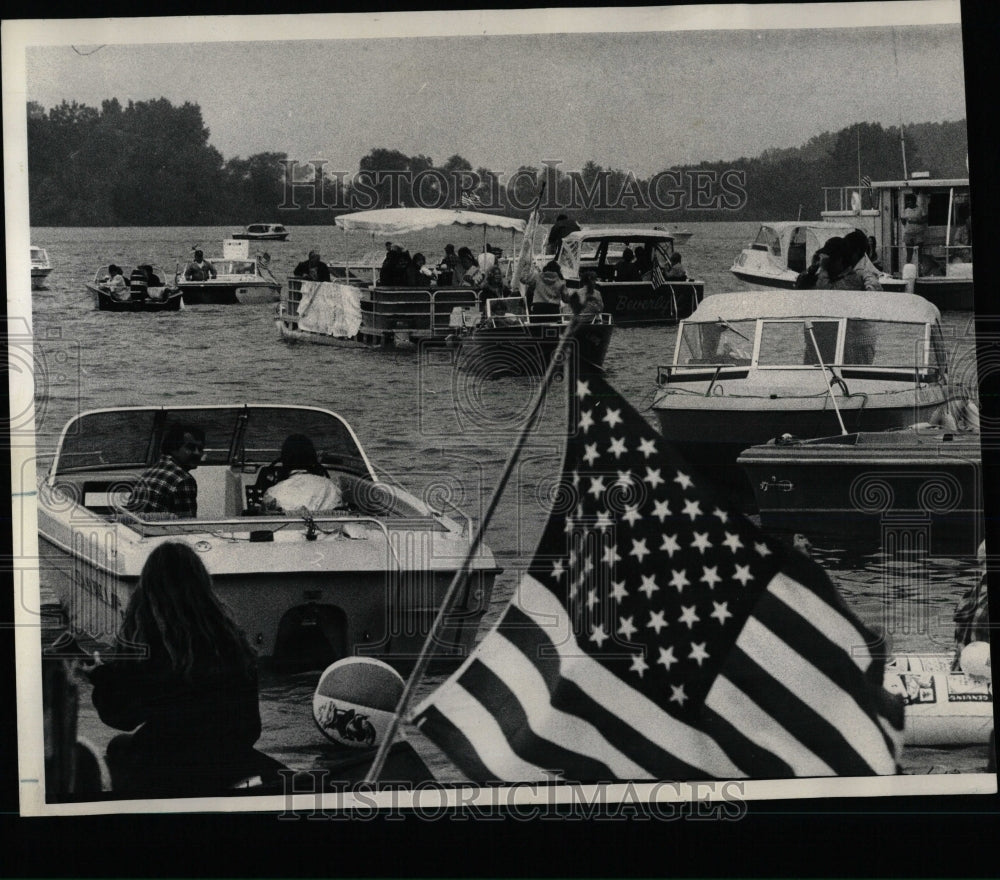 1975 Press Photo Anchor boats protest Dan Walker sign - RRW60911 - Historic Images