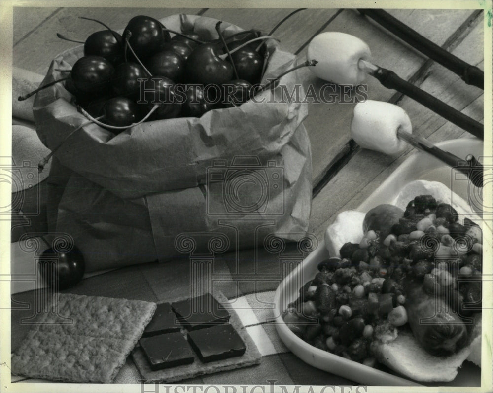 1987 Press Photo Sweet cherry season grown sold food - RRW60945 - Historic Images