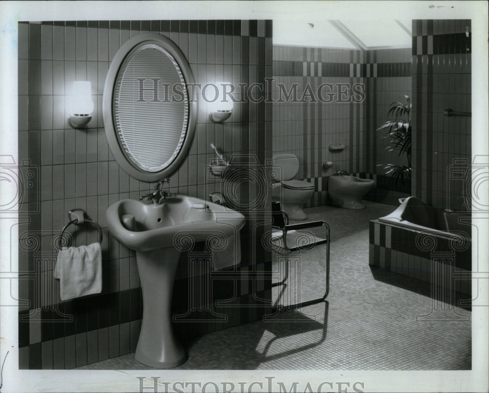 1987 Press Photo bathroom merrors pedestal sink Wilder - RRW60973 - Historic Images