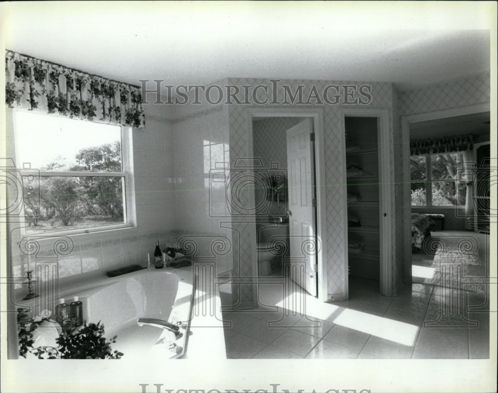 1995 Press Photo Master bedroom saffron gold White - RRW60979 - Historic Images