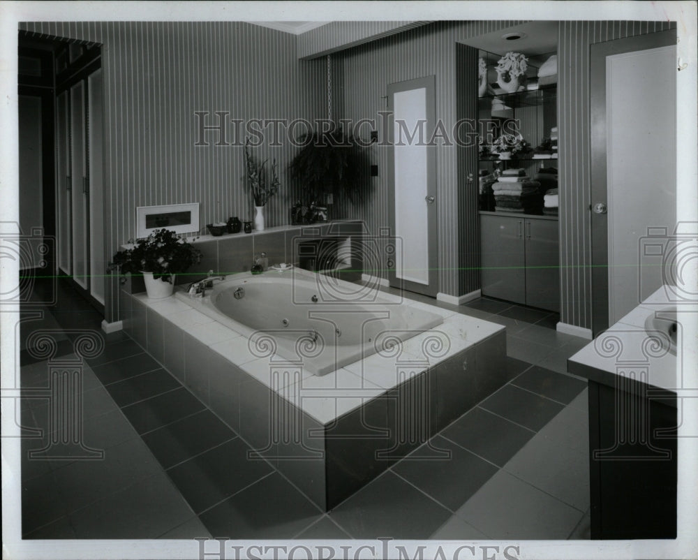 1992 Press Photo Bathroom Home Interior Decoration - RRW60989 - Historic Images