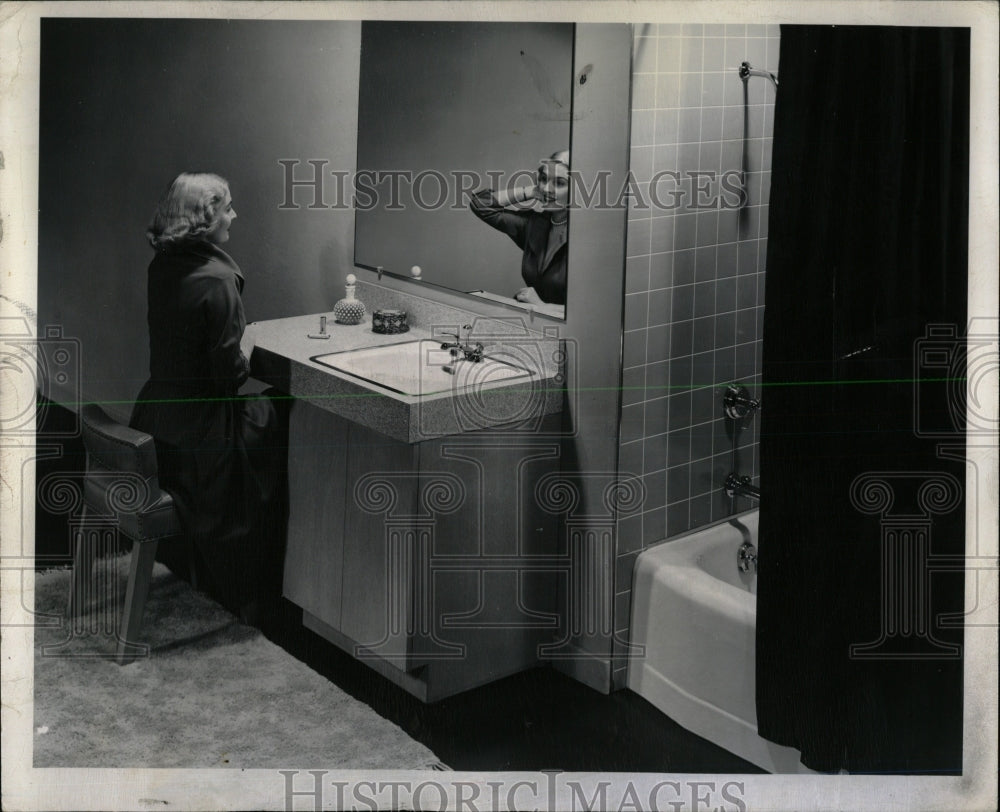 1952 Press Photo Doubling Dressing table Kohler cabinet - RRW60991 - Historic Images