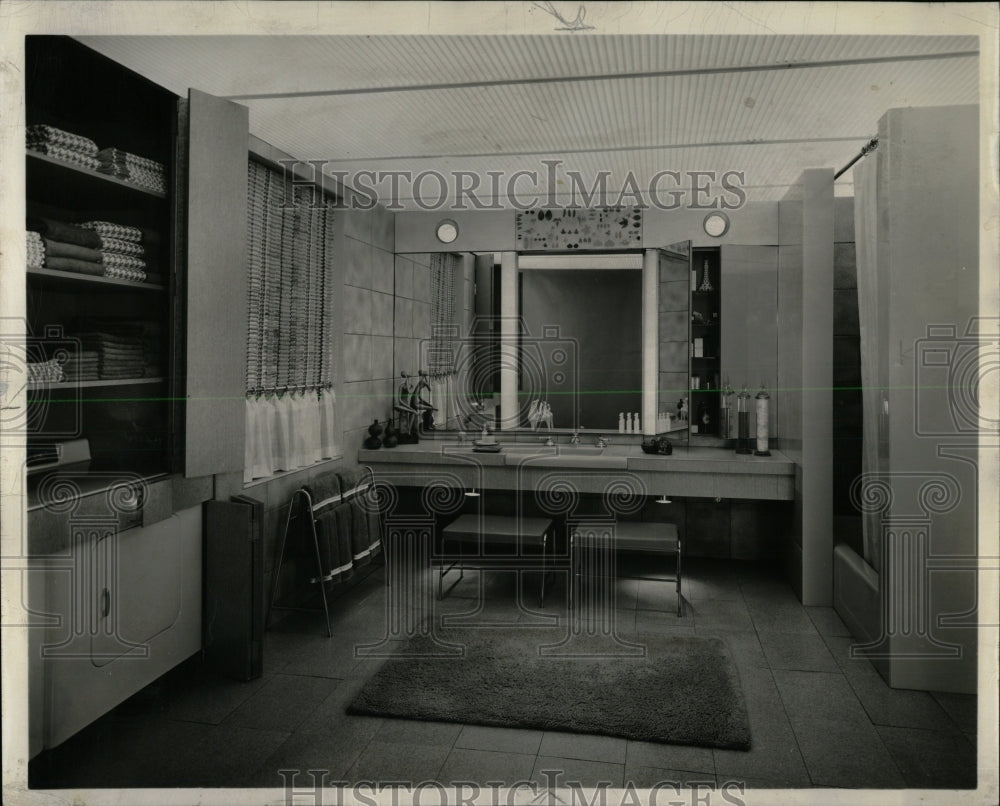 1954 Press Photo Bathroom Home Interior Decoration - RRW60999 - Historic Images