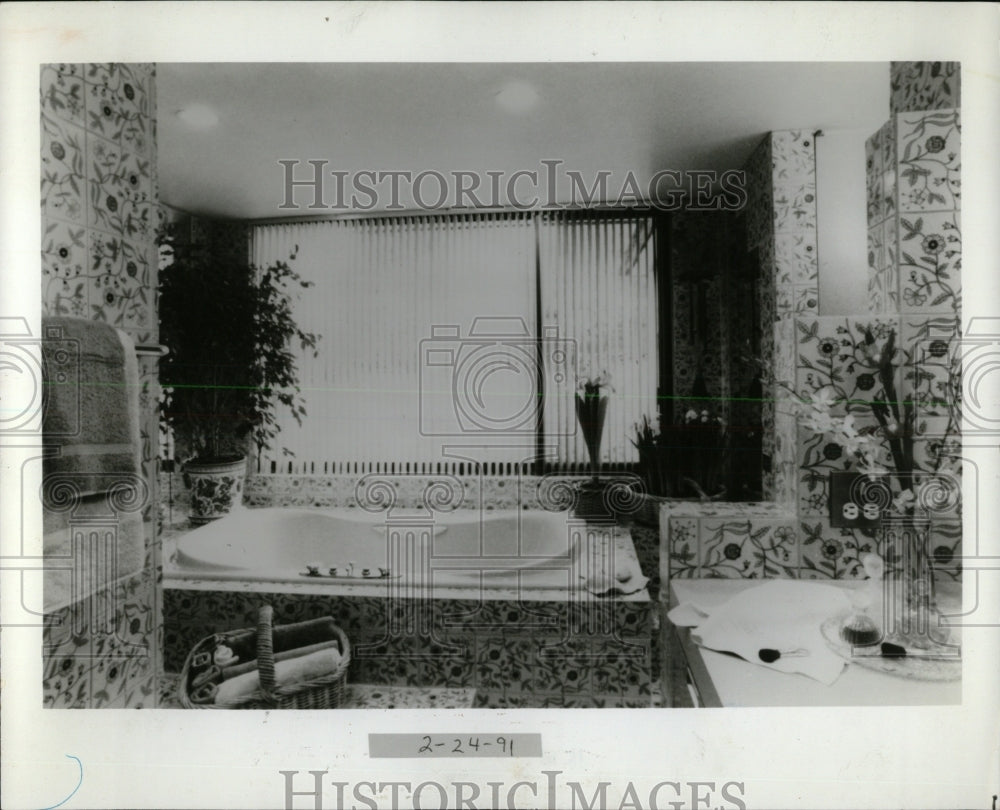 1991 Press Photo Contemporary Bathroom Floor Tiles Mich - RRW61003 - Historic Images