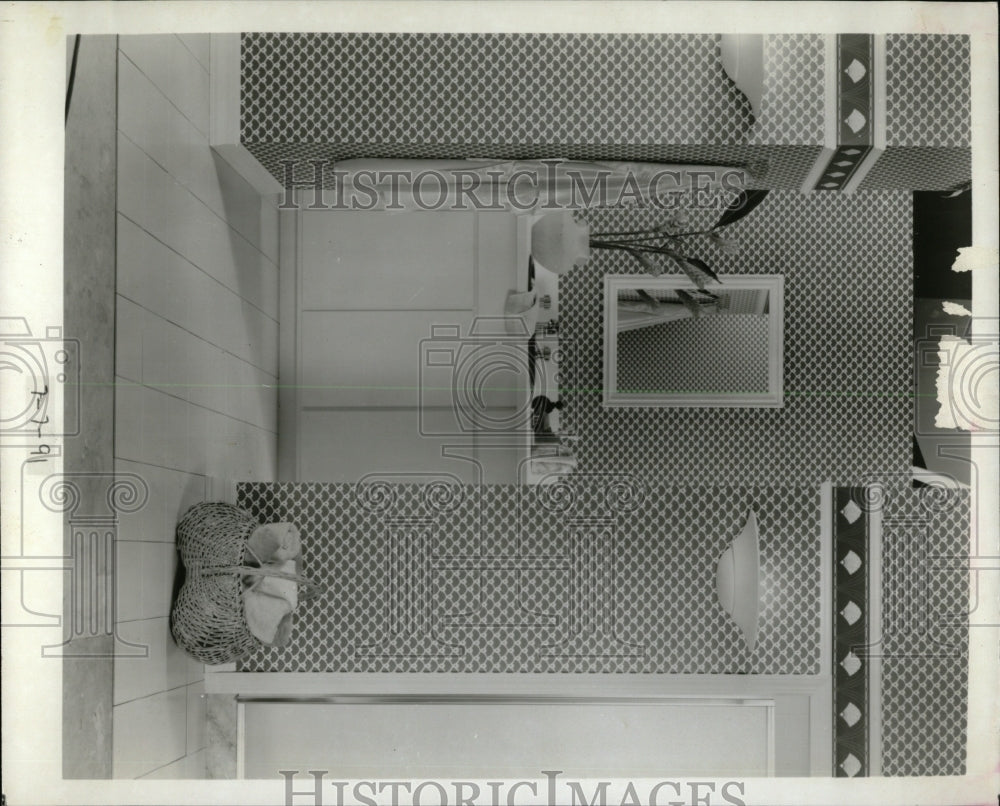 1991 Press Photo Shell motif wall sparkie bathroom add - RRW61005 - Historic Images