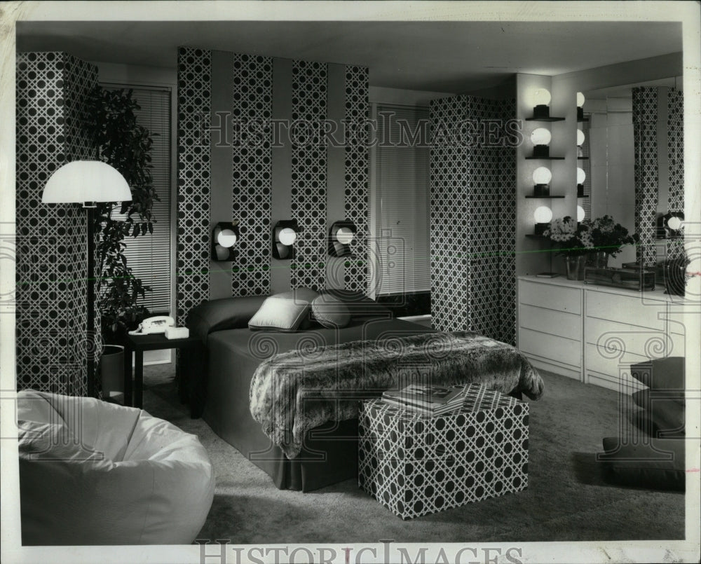 1971 Press Photo Accent Lights Take Over The Bedroom - RRW61039 - Historic Images