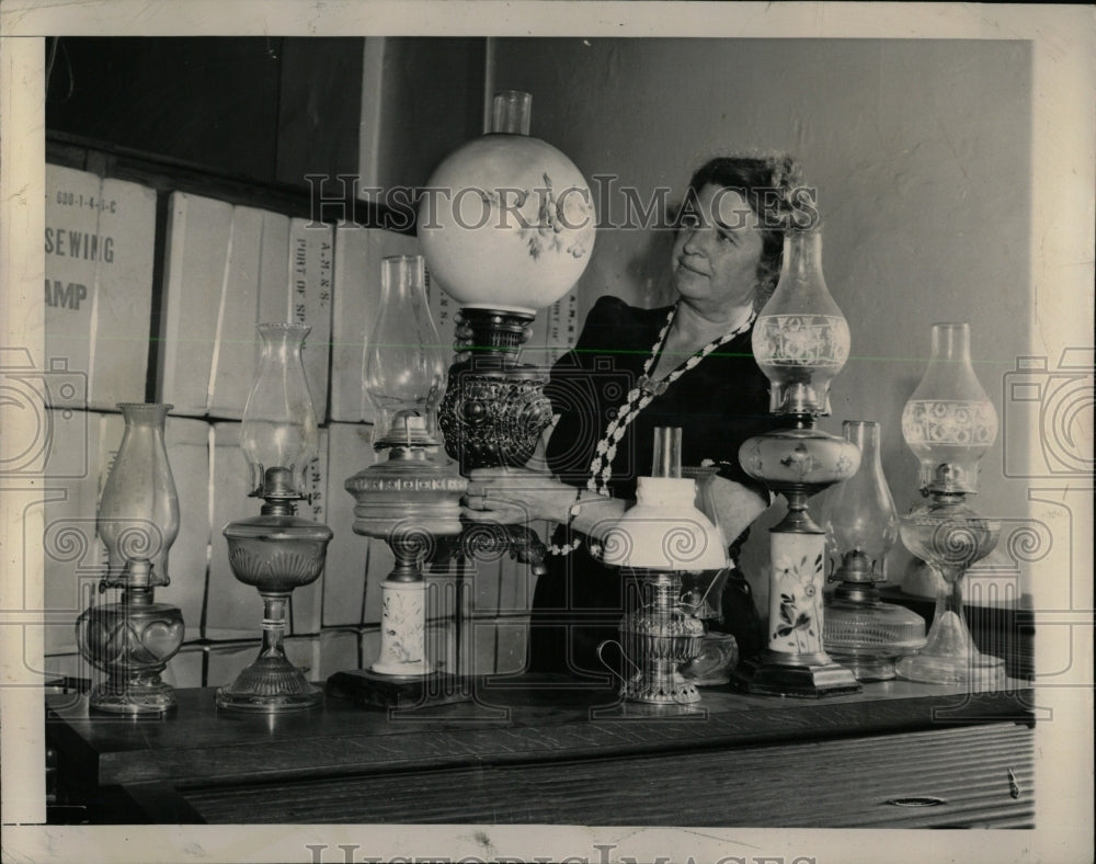 1945 Press Photo Mrs Emilie Brett collect old oil lamps - RRW61043 - Historic Images