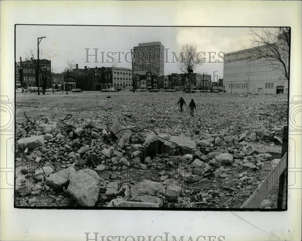 1983 Press Photo North Lawn dale residents US Tobacco - RRW61047 - Historic Images