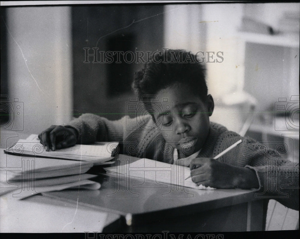 1974 Press Photo Student Kassandra Gooch Math Class - RRW61081 - Historic Images