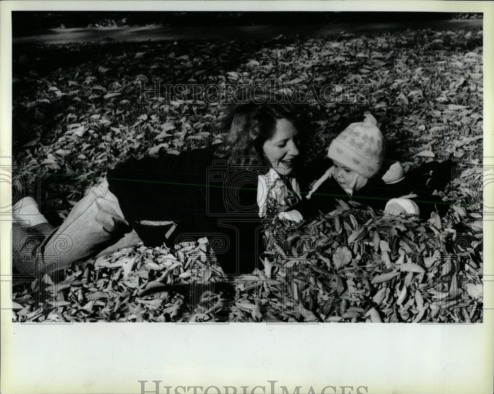 1988 Press Photo Valerie Foranas Fallen Leaves Evanston - RRW61139 - Historic Images