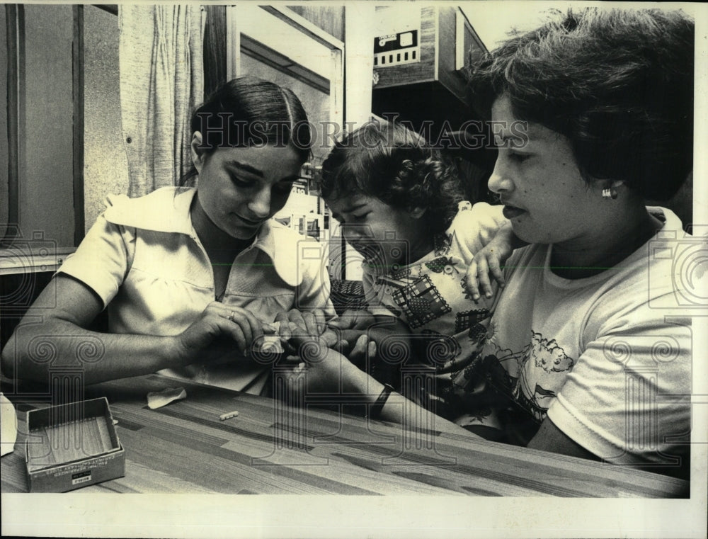 1977 Press Photo Claudia Naranjo Yolando Winston Park - RRW61151 - Historic Images