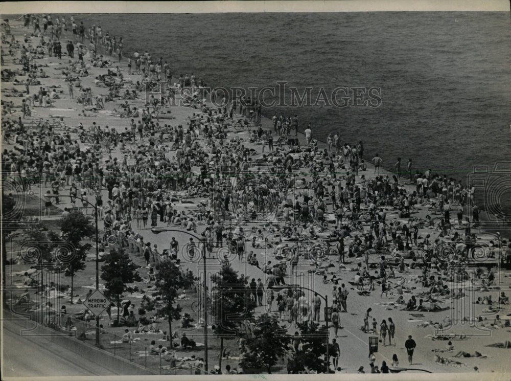 1971 Press Photo Oak St Beach Cool Land Lake Michigan - RRW61157 - Historic Images