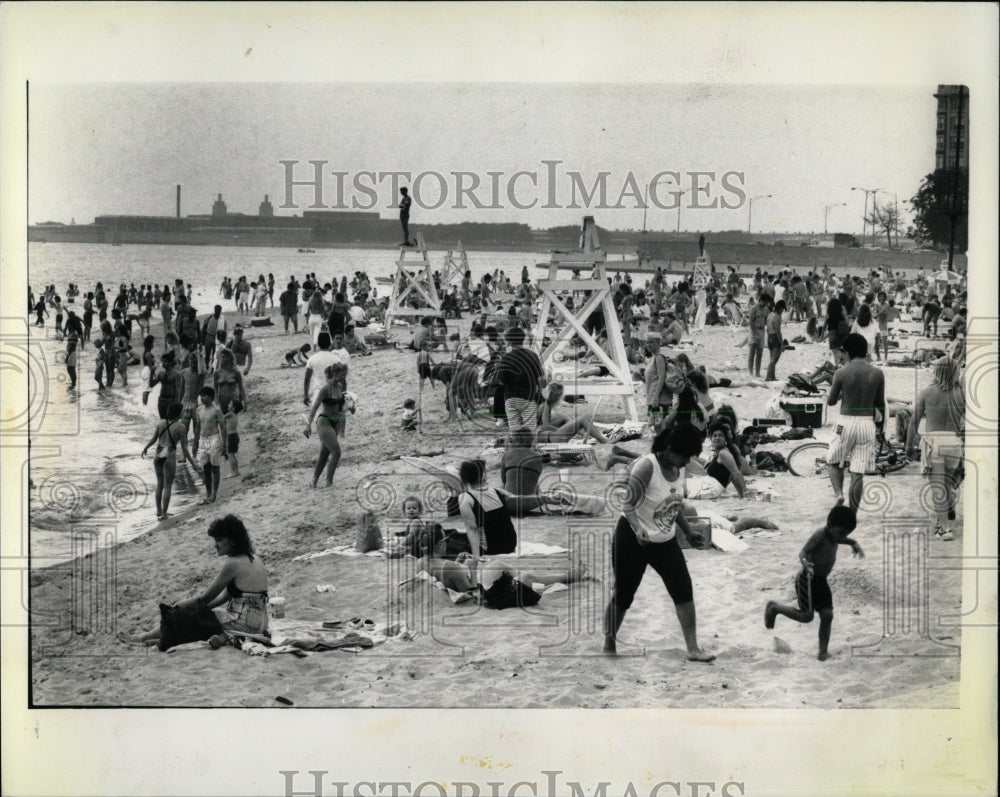 1989 Press Photo Oak Street Beach Relief Temperature - RRW61161 - Historic Images