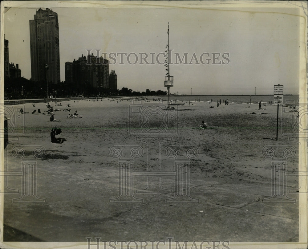 1940 Press Photo Oak Street Beach weather people cool - RRW61163 - Historic Images