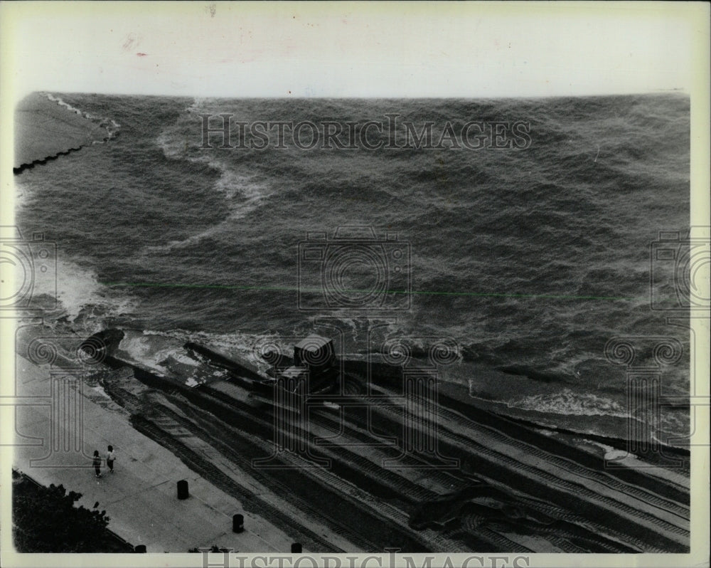 1986 Press Photo Bulldozer Perch Street Oak Beach Tide - RRW61165 - Historic Images