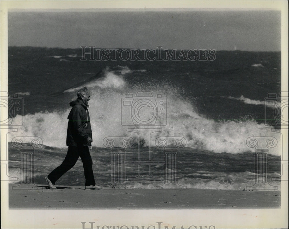 1989 Press Photo Chicagoan Dietrich Oak Street Beach - RRW61175 - Historic Images