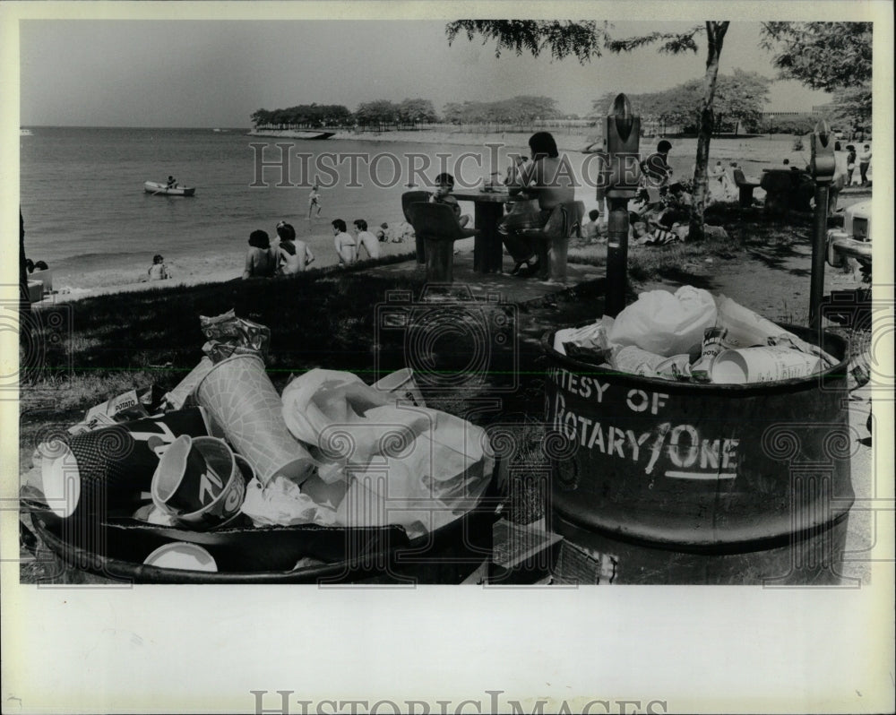 1983 Press Photo Trash Overslow Ohio St. Beach - RRW61177 - Historic Images