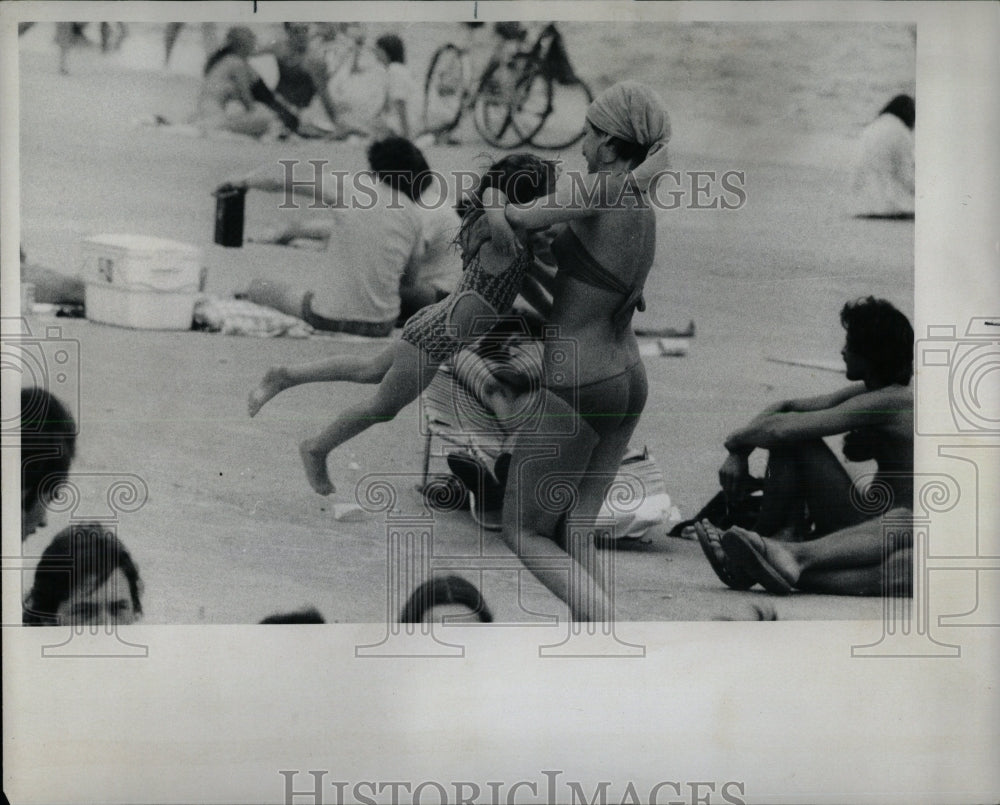 1975 Press Photo Oak Street Beach crowd weather cool - RRW61179 - Historic Images