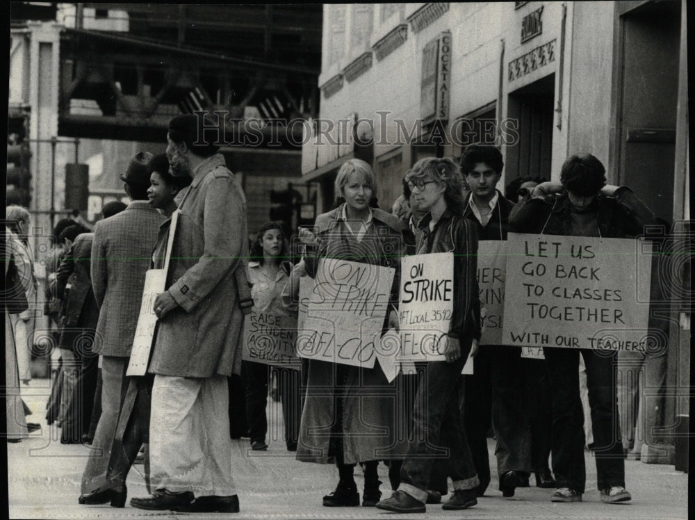 1979 Press Photo YMCA College Teachers Strike Picketing - RRW61201 - Historic Images