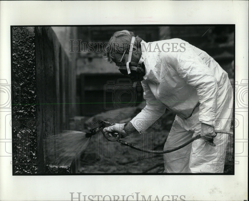 1984 Press Photo Owens-Corning Confident in Sealant - RRW61287 - Historic Images