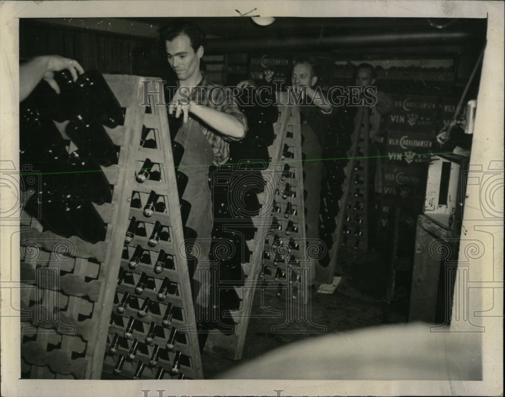 1947 Press Photo Shaking Desks Bottles Champagne - RRW61289 - Historic Images