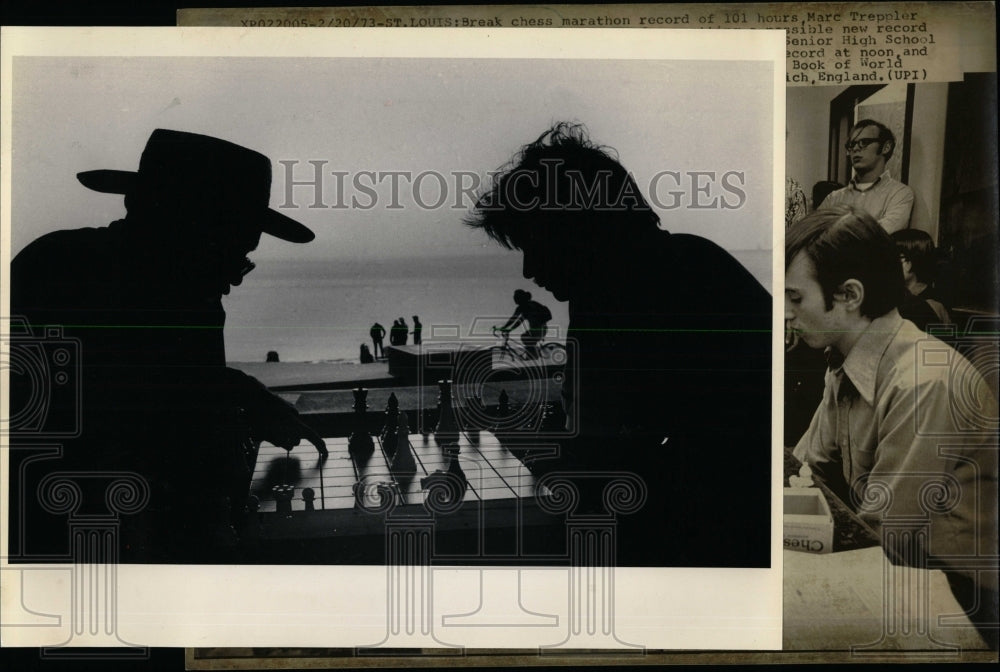 Press Photo Men Playing Chess Silhouette - RRW61383 - Historic Images