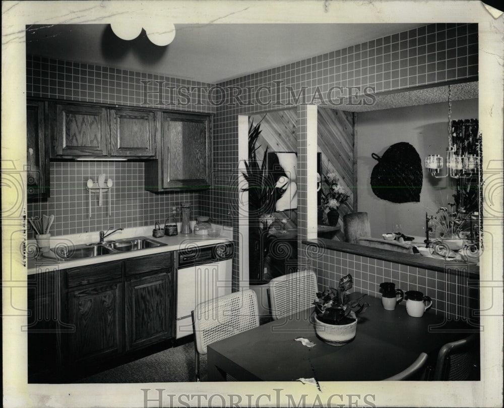 1983 Press Photo Livingroom Model Charham Manor Grove - RRW61387 - Historic Images