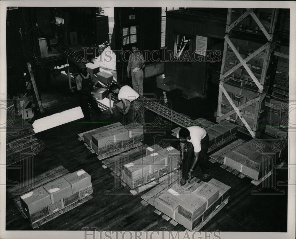 Press Photo Telescopic Conveyor Operation Illustration - RRW61433 - Historic Images