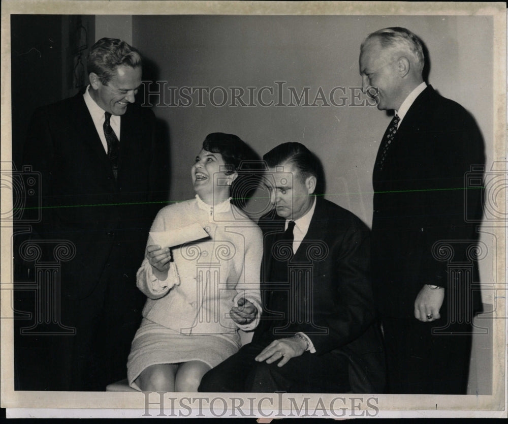 1963 Press Photo National Food Stores VP Holding Check - RRW61471 - Historic Images