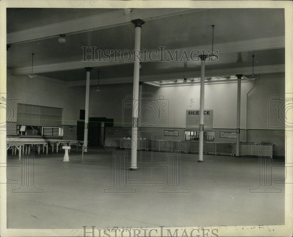 1995 Press Photo Great Lakes Naval Base Mess Hall - RRW61491 - Historic Images