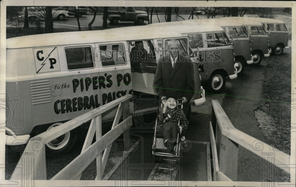 1960 Press Photo New Buses School Palsied Pupils - RRW61541 - Historic Images