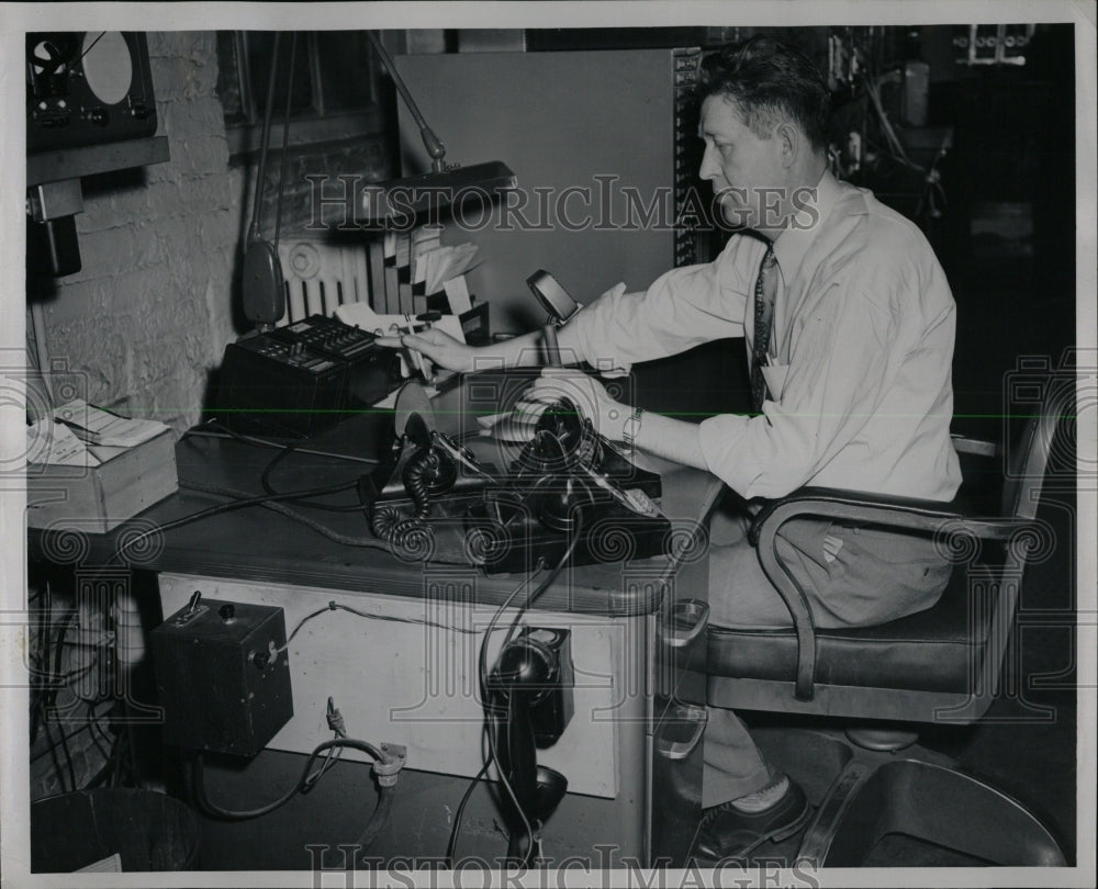 1953 Press Photo Floyd Bowl Ahren Central Watch Service - RRW61621 - Historic Images