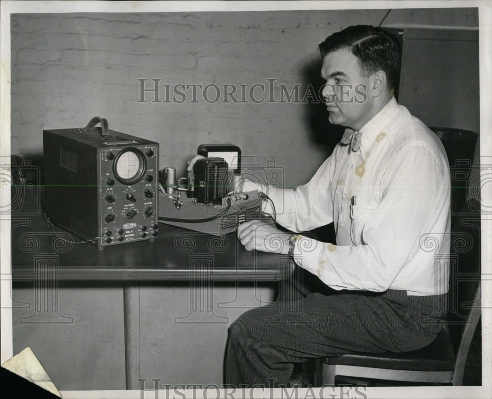 1953 Press Photo Signal Dept Adjusting Sonic Amplifier - RRW61623 - Historic Images