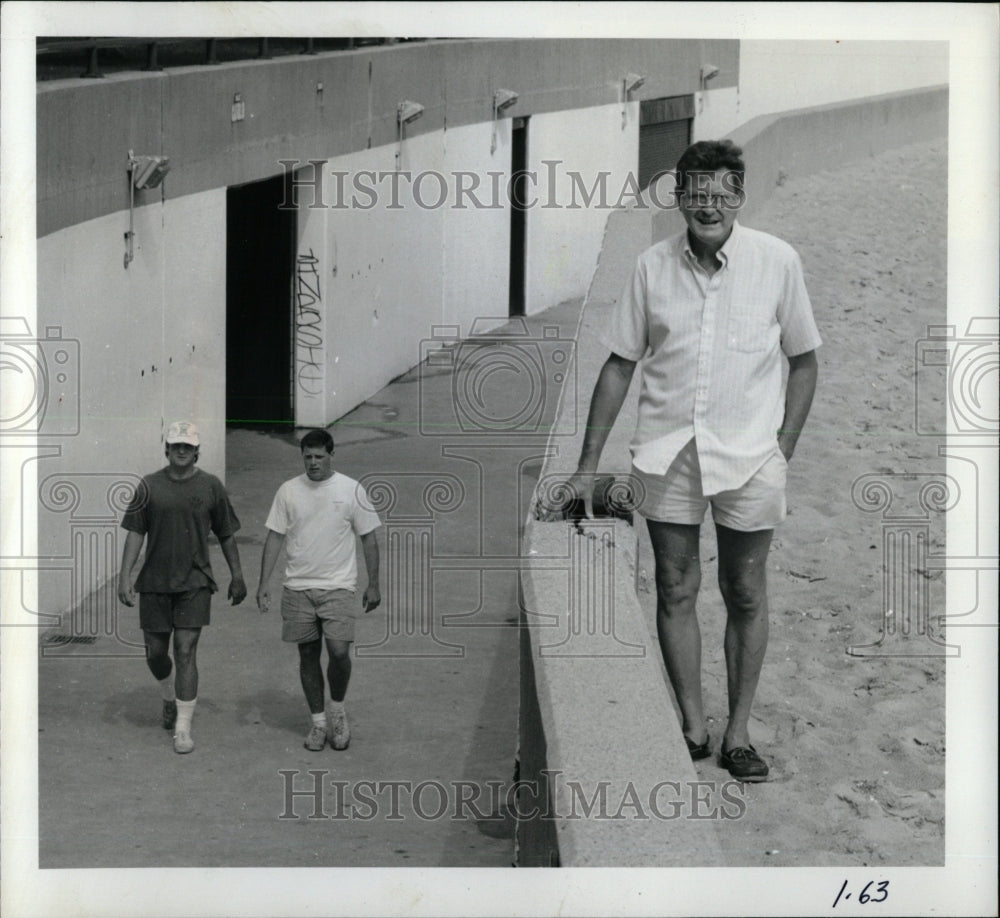 1989 Press Photo Brother Chris Neuman Oak St. Beach - RRW61663 - Historic Images