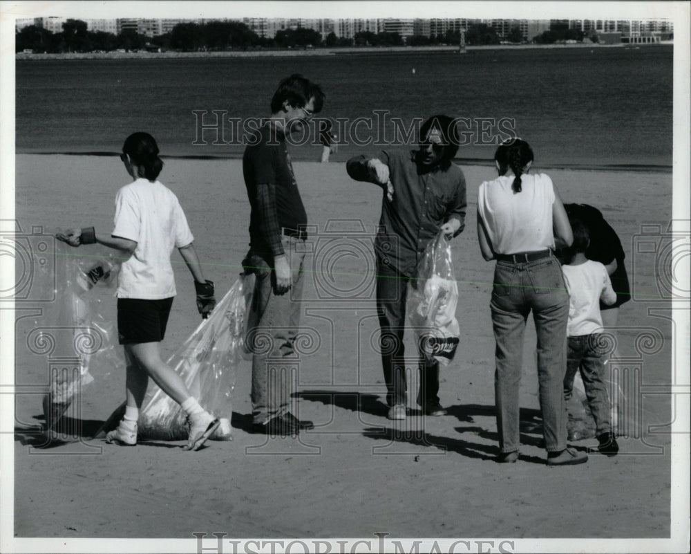 1992 Press Photo Great Lakes Beach Sweep Pollution - RRW61667 - Historic Images