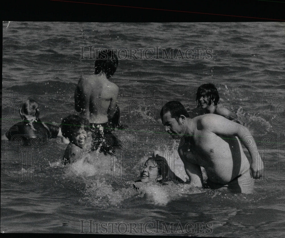 1974 Press Photo 12th Street Beach Family Swimming - RRW61671 - Historic Images