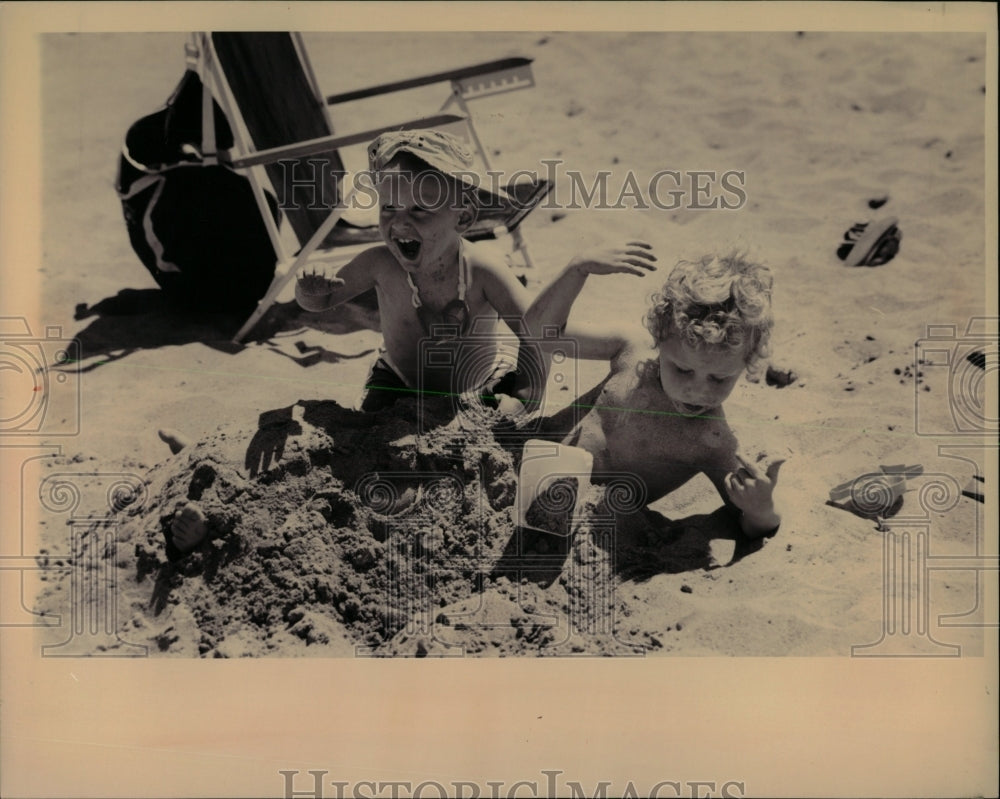 1993 Press Photo Beach Party Charlie Polan Brother Sam - RRW61677 - Historic Images