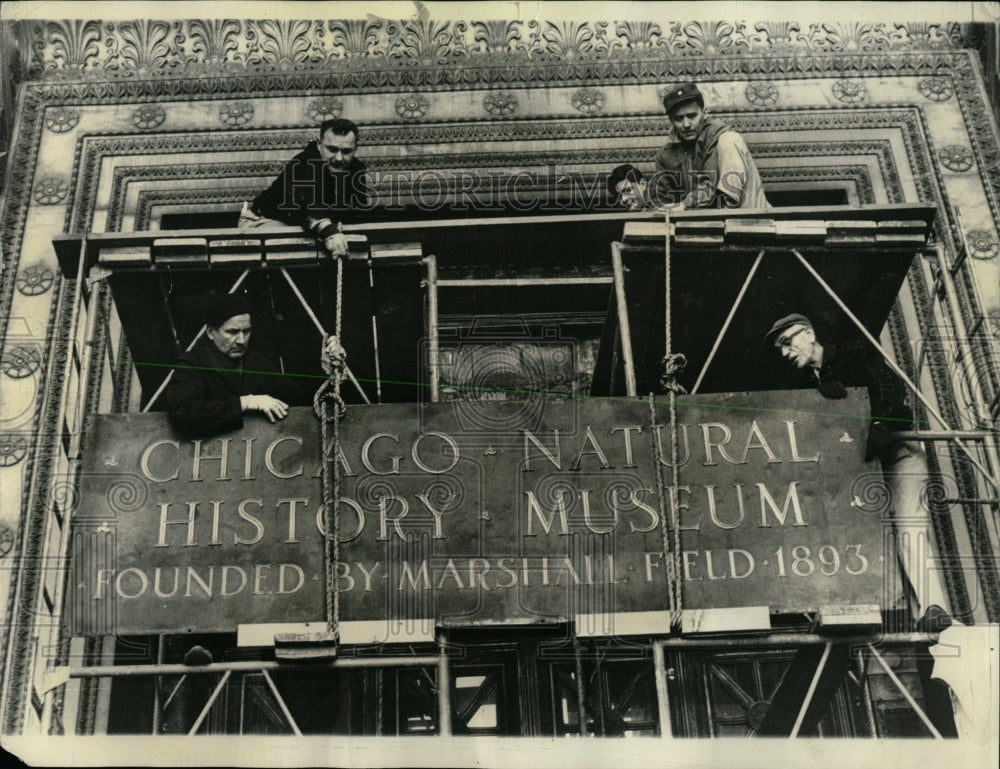 1966 Press Photo Chicago Natural Museum Sign Takedown - RRW61709 - Historic Images