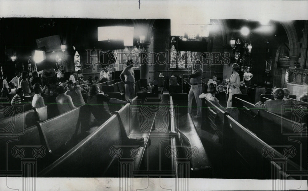 1977 Press Photo Movie Light Flood Grace Oak Park Rober - RRW62005 - Historic Images